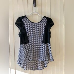 🍄 2/12$ or 🦊 3/15$  S Smart set - Flowy caped sleeves geometric high-low blous